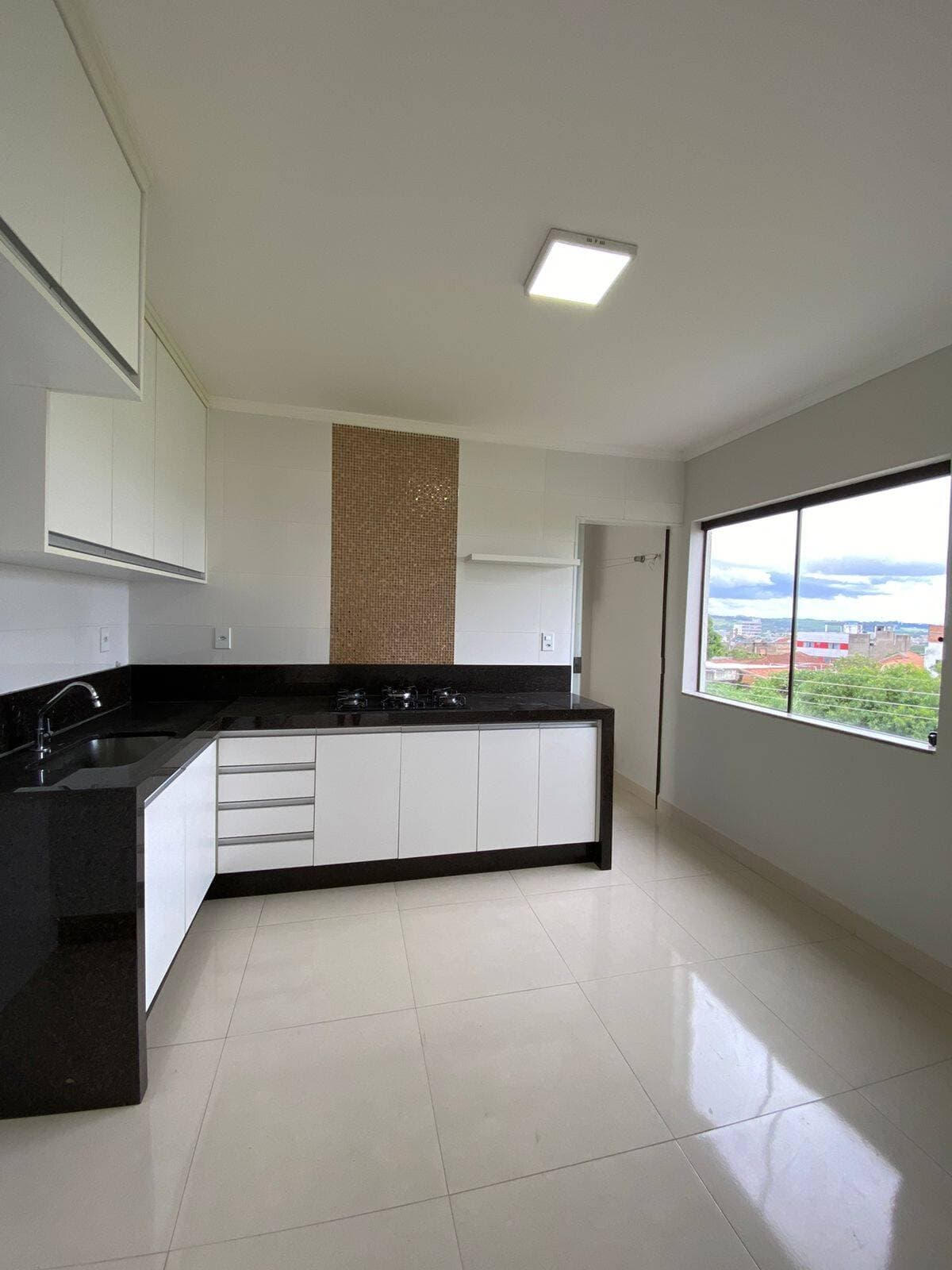 Apartamento no Centro que combina o essencial: 3 quartos, suíte, sacada e vaga coberta. 4