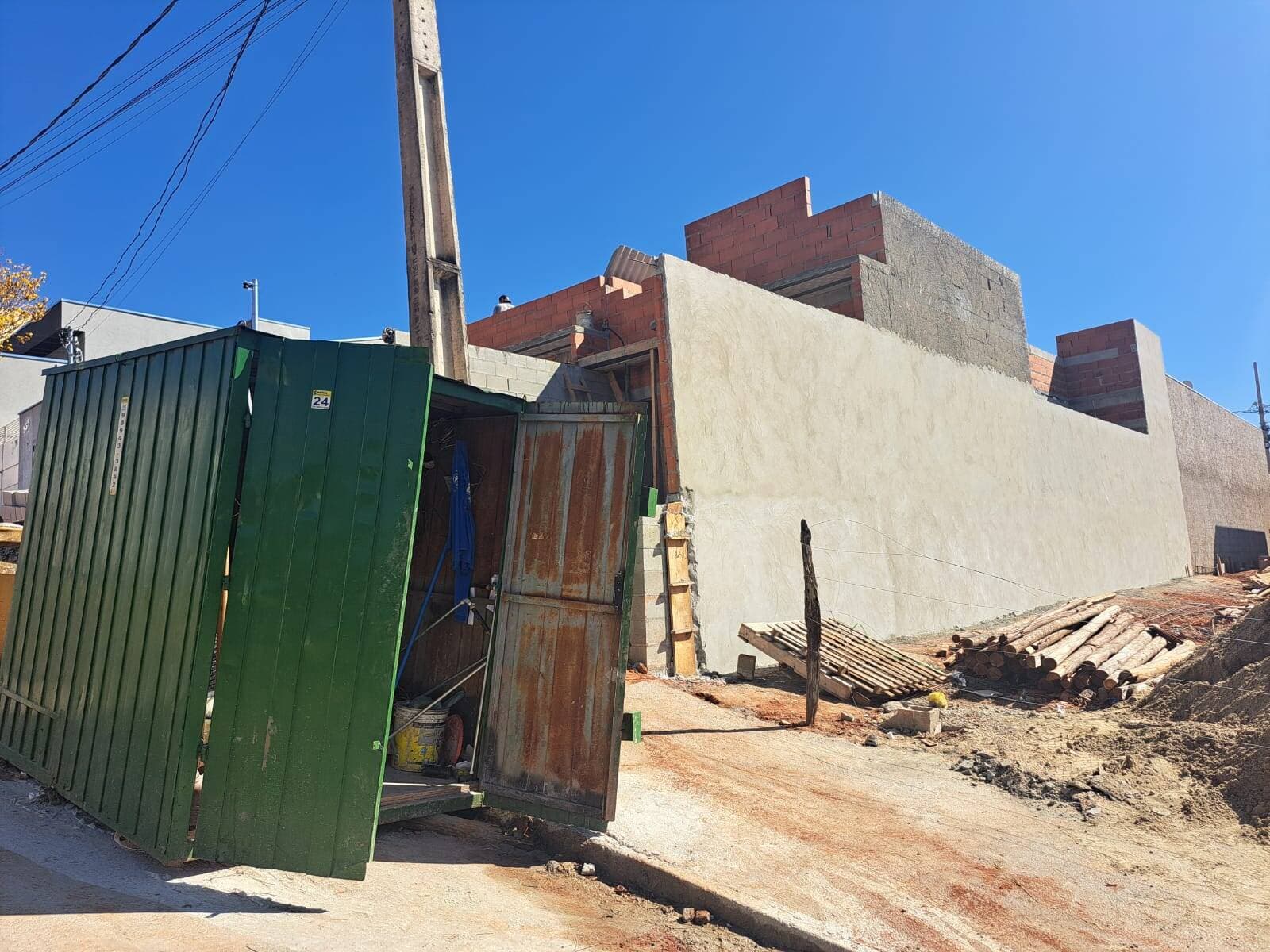 OPORTUNIDADE ÚNICA: Duas Casas Novinhas com Suíte e Acabamento em Porcelanato no Parque Real 3