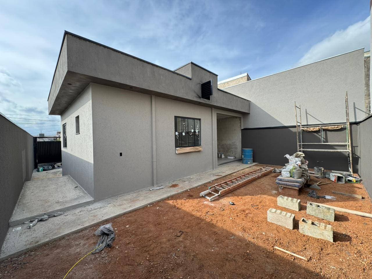 CASA LINDA NO PARQUE REAL: Lote Inteiro (200m²), 3 Quartos, Suíte e Quintal Enorme 3