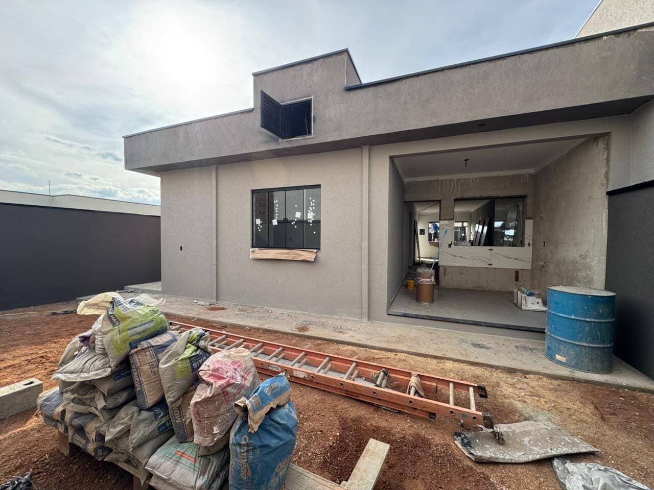 CASA LINDA NO PARQUE REAL: Lote Inteiro (200m²), 3 Quartos, Suíte e Quintal Enorme 4