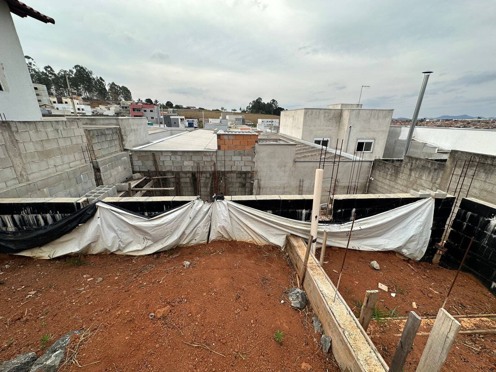 Terreno com OBRA INICIADA no Parque Real! Projeto Aprovado de 3 Quartos – Aceita Proposta