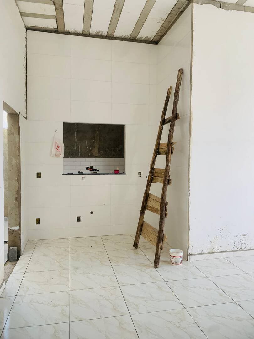 DUAS CASAS MODERNAS NO PARQUE REAL: Pé-Direito Alto, Suíte, Quintal e Financiamento 9