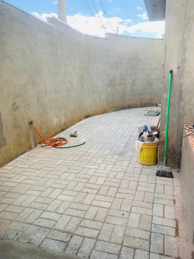 DUAS CASAS MODERNAS NO PARQUE REAL: Pé-Direito Alto, Suíte, Quintal e Financiamento 4