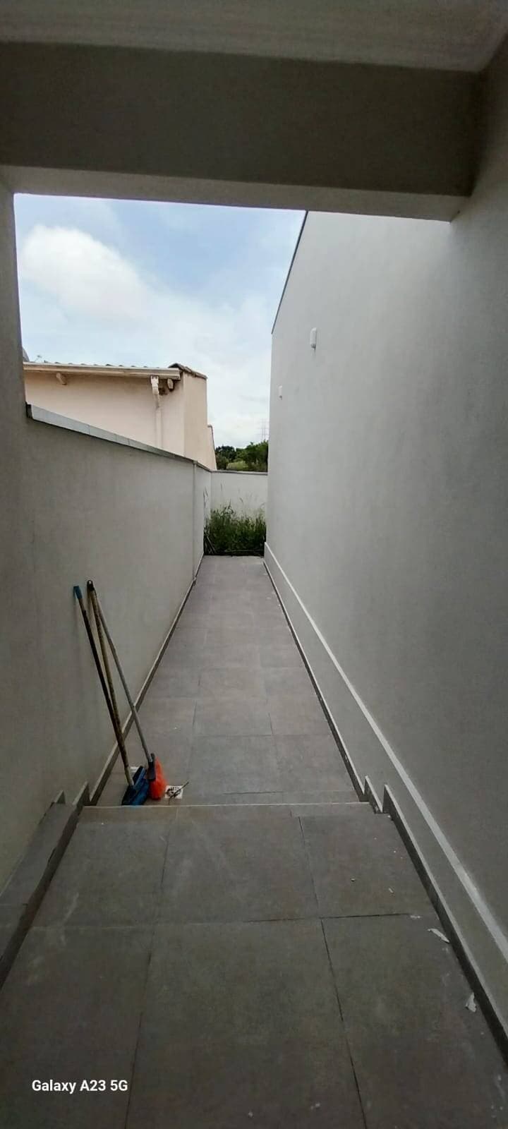 CASA COM SUÍTE E 2 VAGAS COBERTAS À VENDA NO PÃO DE AÇÚCAR 10