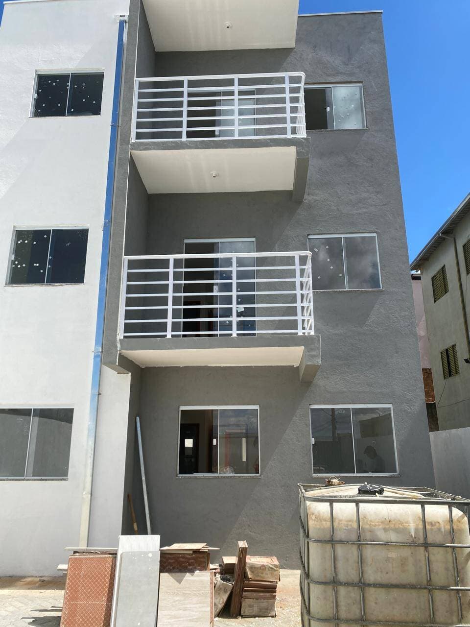 APARTAMENTO MODERNO NO COLINA VERDE: 2 Dormitórios, Sala Integrada e Varanda Ventilada