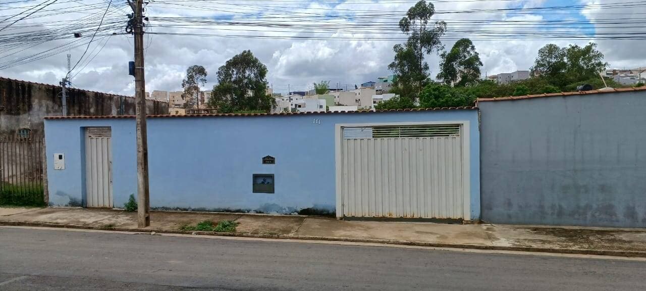 CASA DE LOTE INTEIRO (240m²) NO COLINA VERDE: 3 Quartos, Aceita PERMUTA e Financiamento