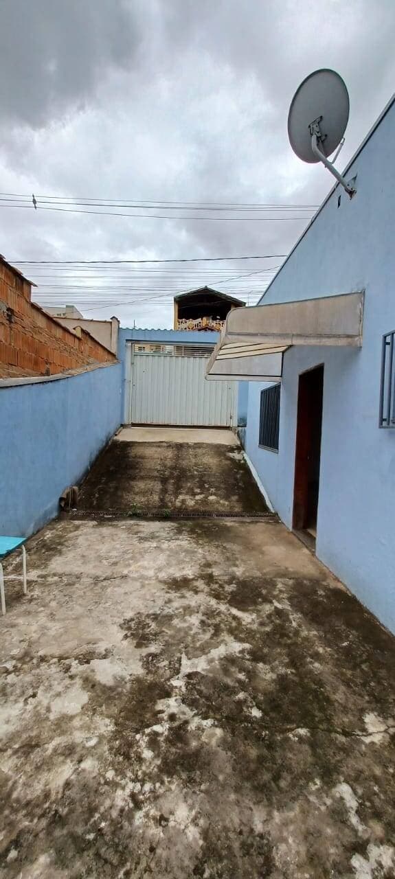 CASA DE LOTE INTEIRO (240m²) NO COLINA VERDE: 3 Quartos, Aceita PERMUTA e Financiamento 2