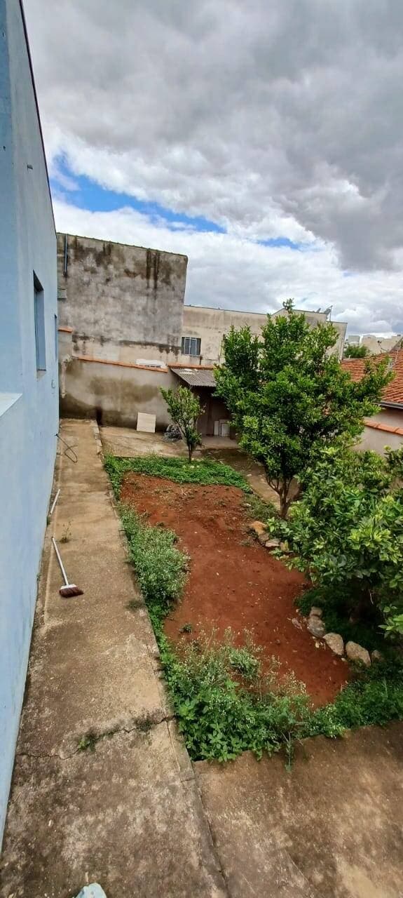 CASA DE LOTE INTEIRO (240m²) NO COLINA VERDE: 3 Quartos, Aceita PERMUTA e Financiamento 3