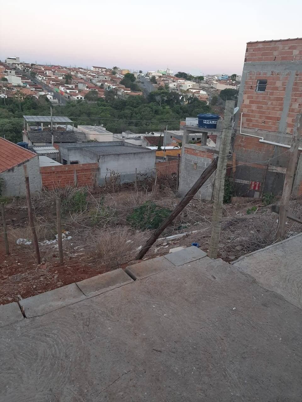 TERRENO ESCRITURADO NO COLINA VERDE: 218m² com Excelente Potencial Construtivo 3