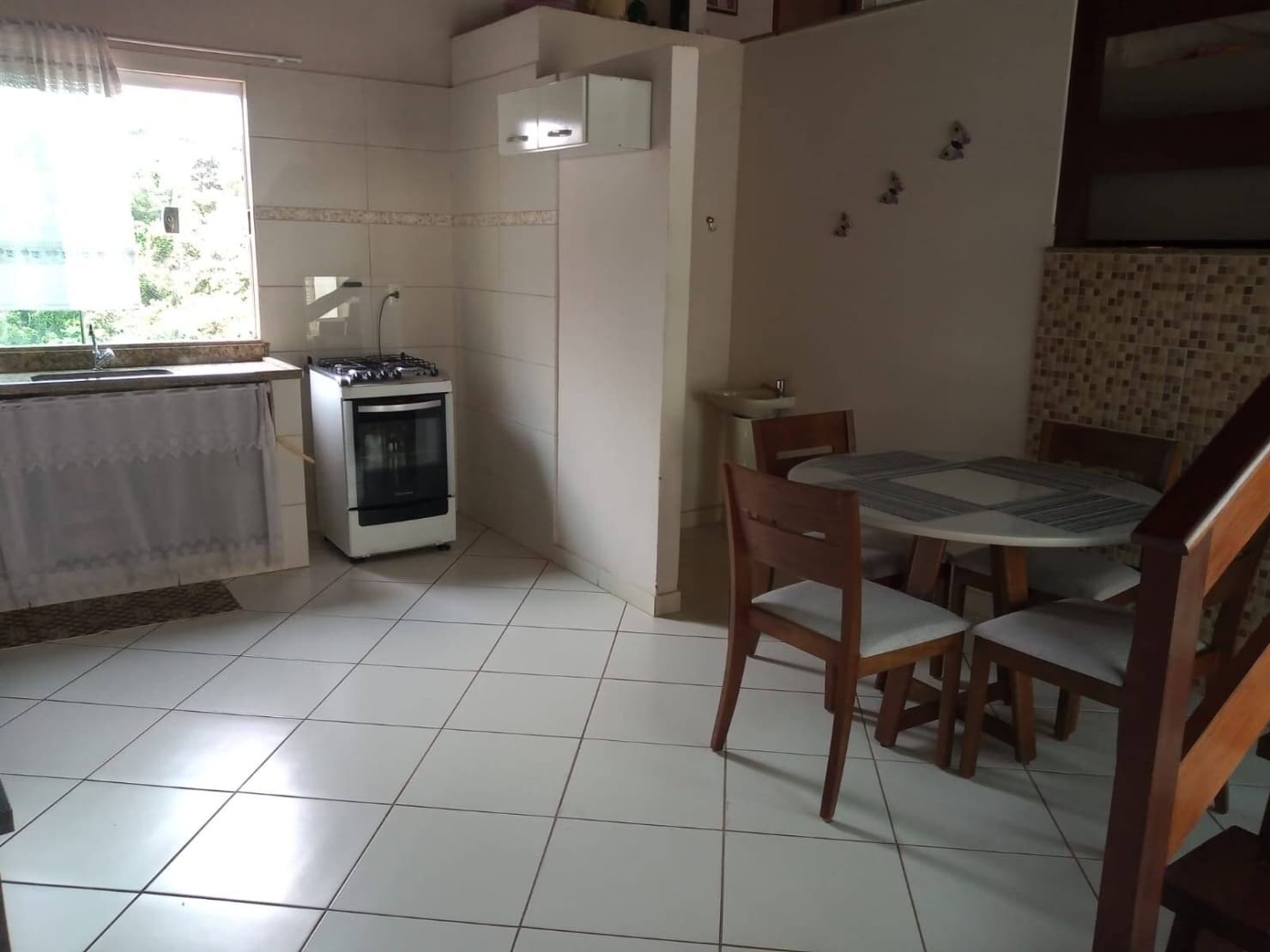 CASA ESPAÇOSA NO COLINA VERDE: 300m² de Lote, 2 Quartos e GARAGEM COBERTA para 4 Carros 3