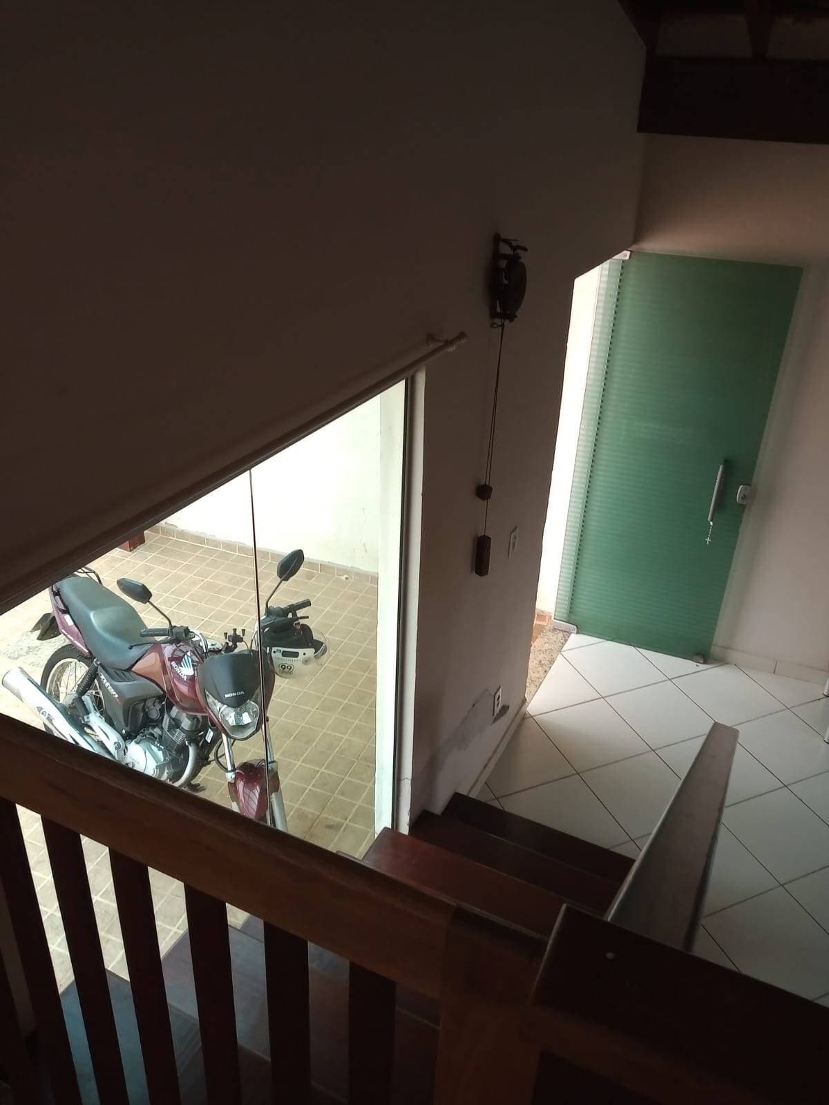 CASA ESPAÇOSA NO COLINA VERDE: 300m² de Lote, 2 Quartos e GARAGEM COBERTA para 4 Carros 5