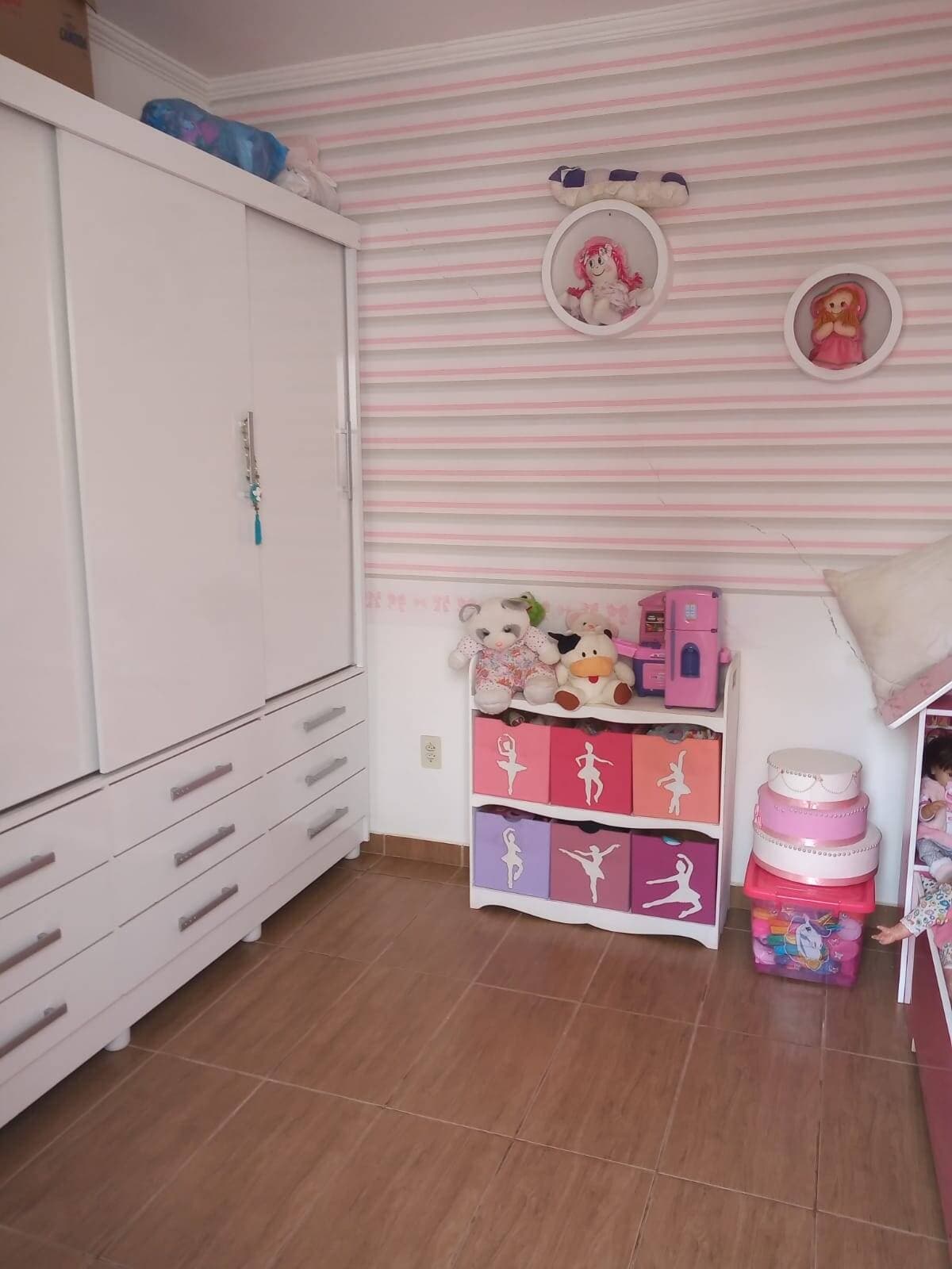 CASA ESPAÇOSA NO COLINA VERDE: 300m² de Lote, 2 Quartos e GARAGEM COBERTA para 4 Carros 4