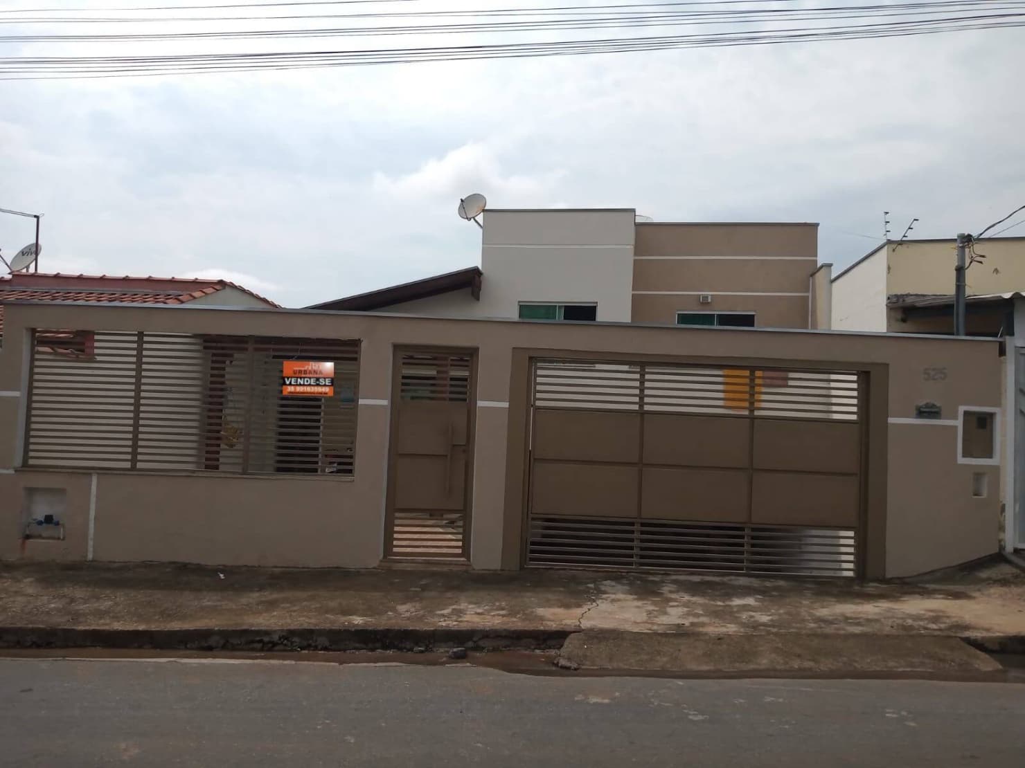 CASA ESPAÇOSA NO COLINA VERDE: 300m² de Lote, 2 Quartos e GARAGEM COBERTA para 4 Carros