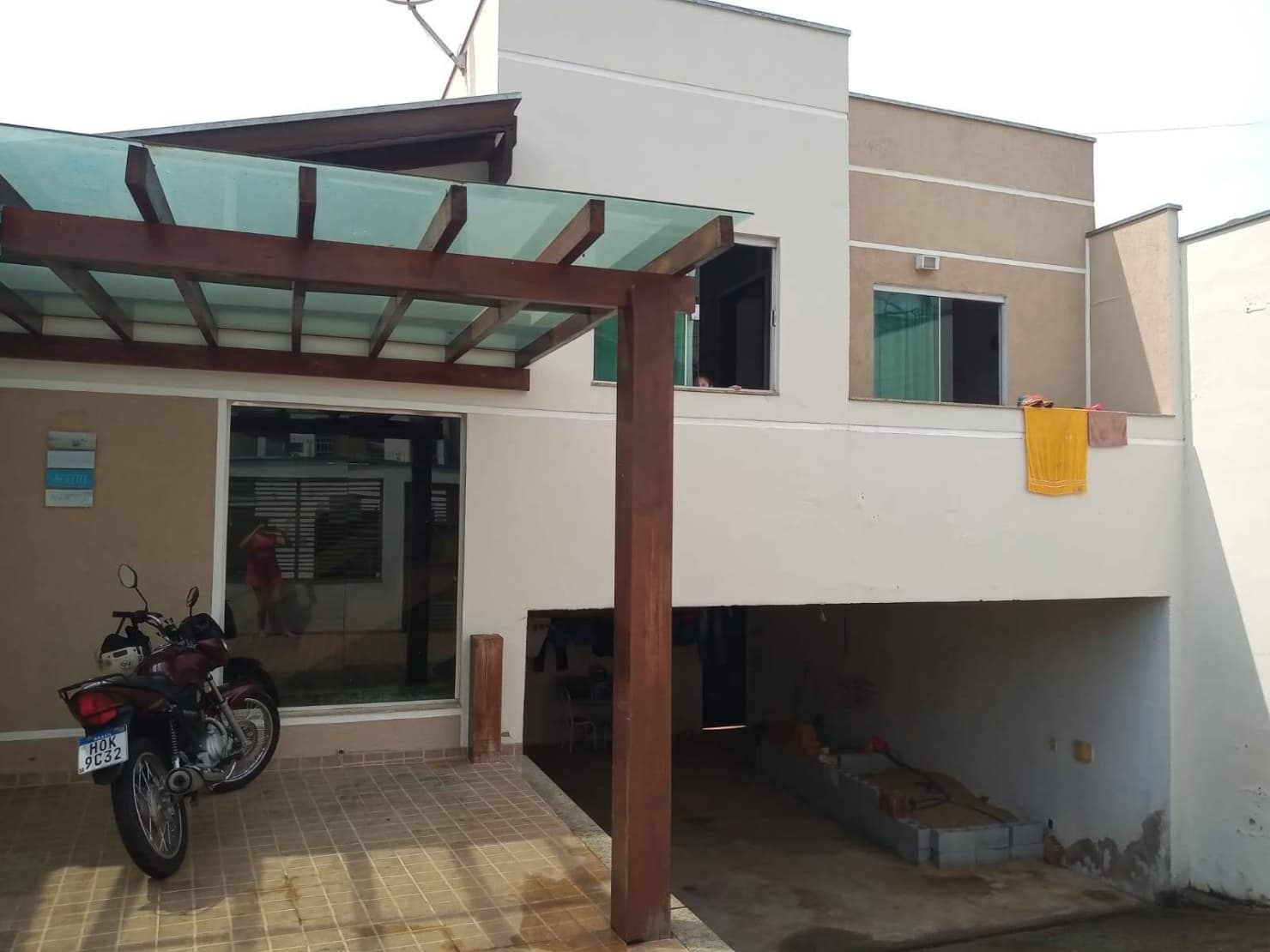 CASA ESPAÇOSA NO COLINA VERDE: 300m² de Lote, 2 Quartos e GARAGEM COBERTA para 4 Carros 2