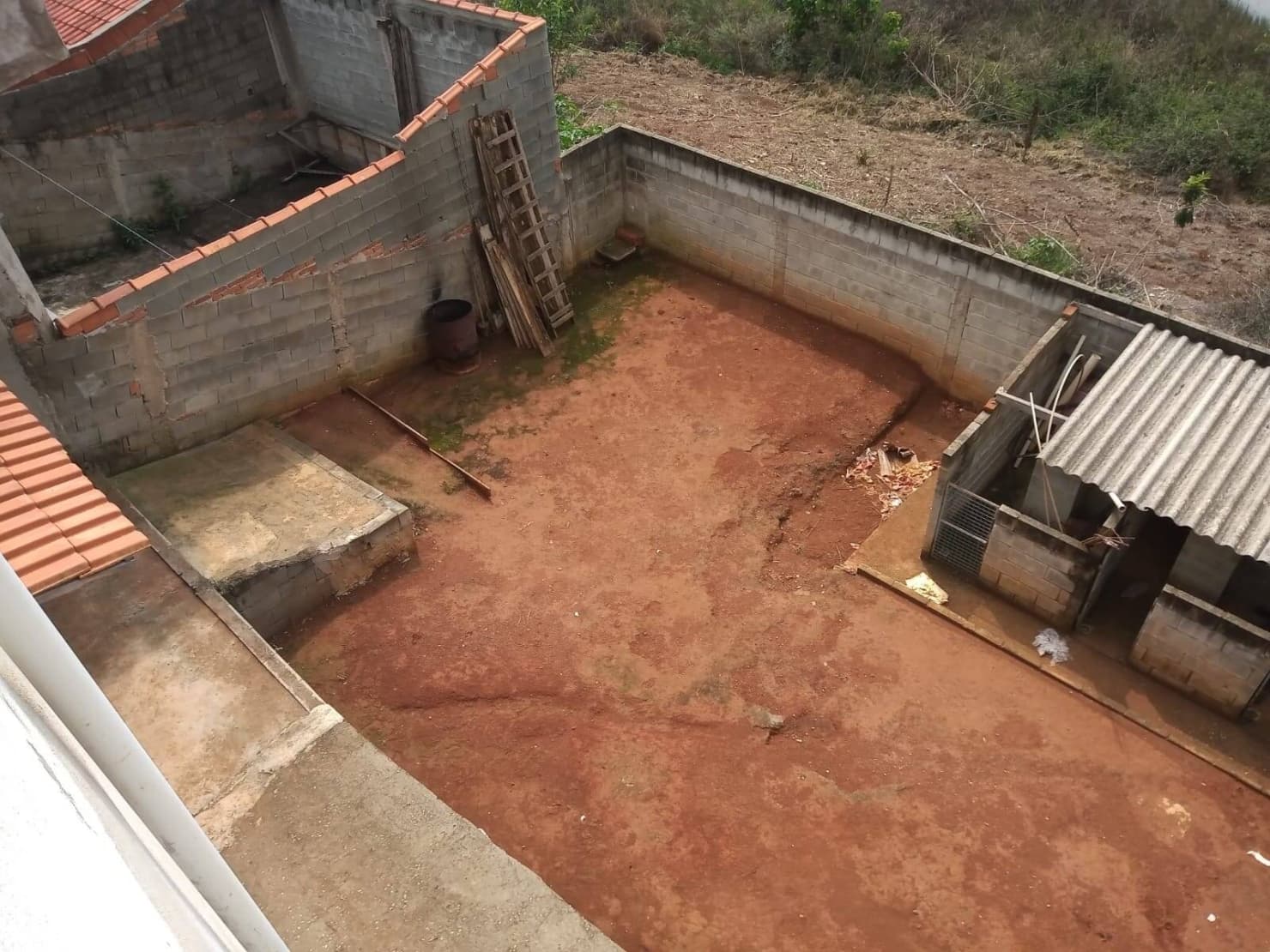 CASA ESPAÇOSA NO COLINA VERDE: 300m² de Lote, 2 Quartos e GARAGEM COBERTA para 4 Carros 7