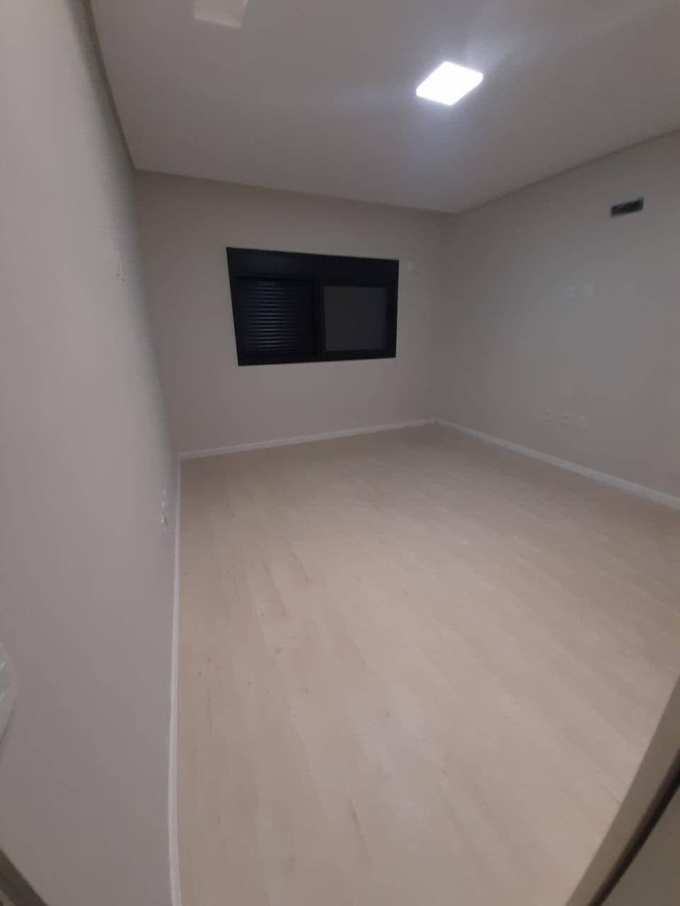 CASA DE ALTO PADRÃO: 3 SUÍTES, 220m² Construídos em Lote de 300m² no Colina Santa Bárbara 3