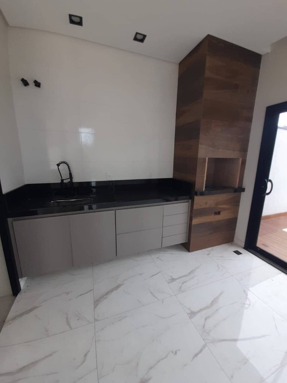 CASA DE ALTO PADRÃO: 3 SUÍTES, 220m² Construídos em Lote de 300m² no Colina Santa Bárbara 2