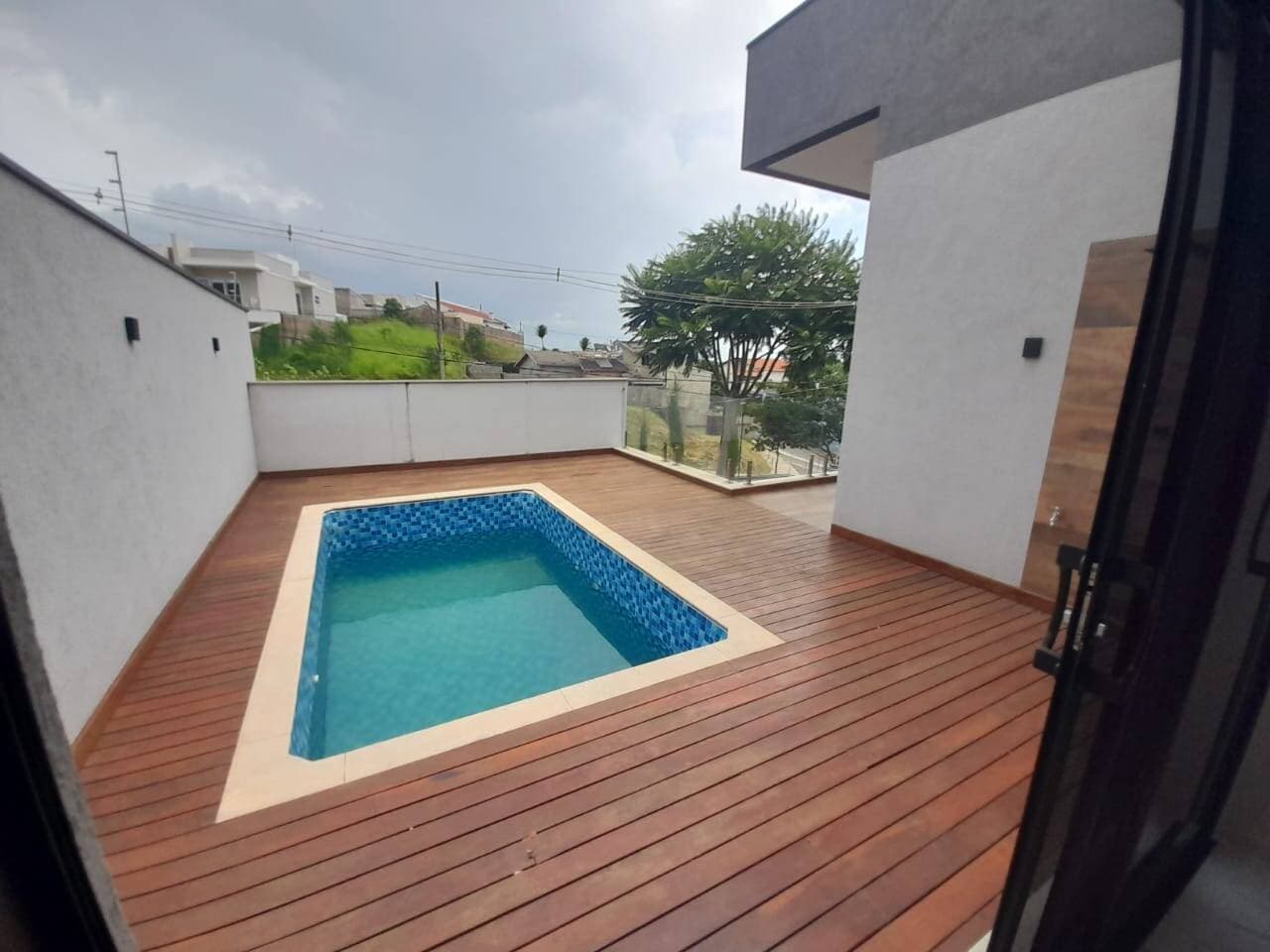 CASA DE ALTO PADRÃO: 3 SUÍTES, 220m² Construídos em Lote de 300m² no Colina Santa Bárbara 8