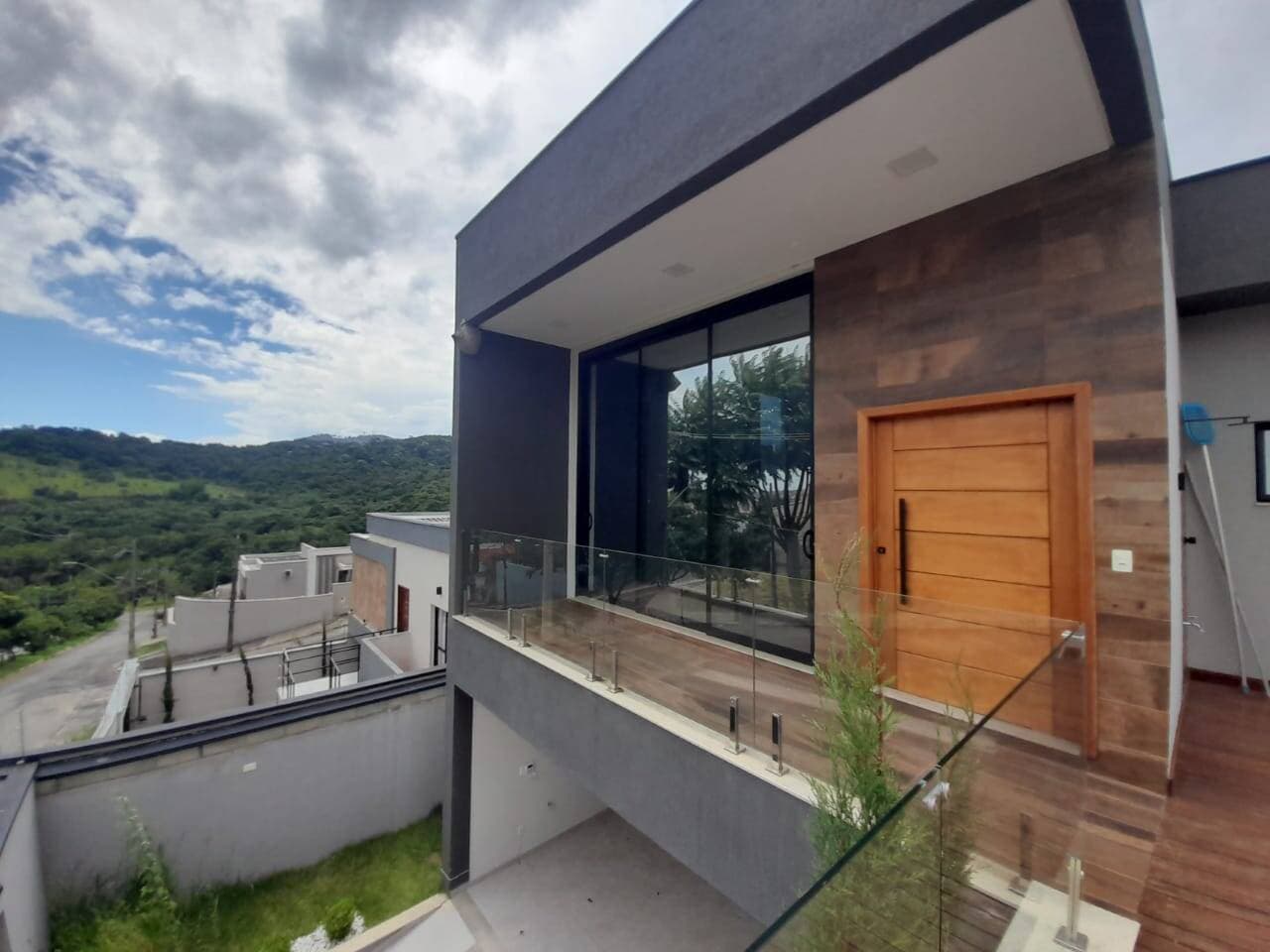 CASA DE ALTO PADRÃO: 3 SUÍTES, 220m² Construídos em Lote de 300m² no Colina Santa Bárbara