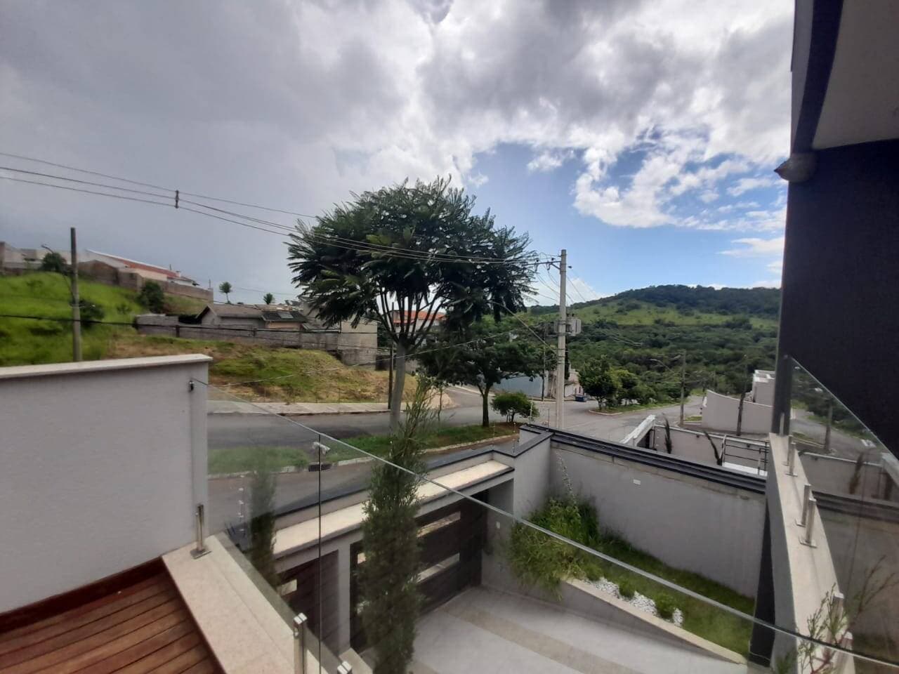 CASA DE ALTO PADRÃO: 3 SUÍTES, 220m² Construídos em Lote de 300m² no Colina Santa Bárbara 9