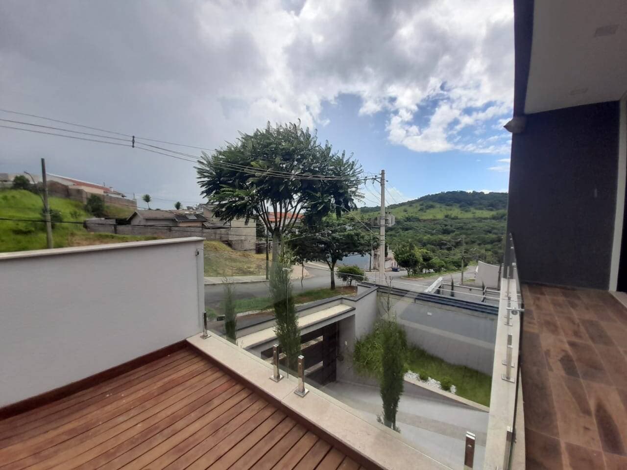 CASA DE ALTO PADRÃO: 3 SUÍTES, 220m² Construídos em Lote de 300m² no Colina Santa Bárbara 4