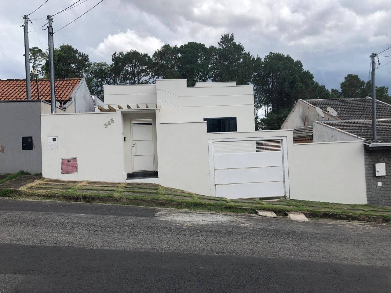 CASA COM GRANDE TERRENO NO COLINAS SANTA BÁRBARA: 308m² de Lote, 4 Vagas e Alto Potencial de Expansão!