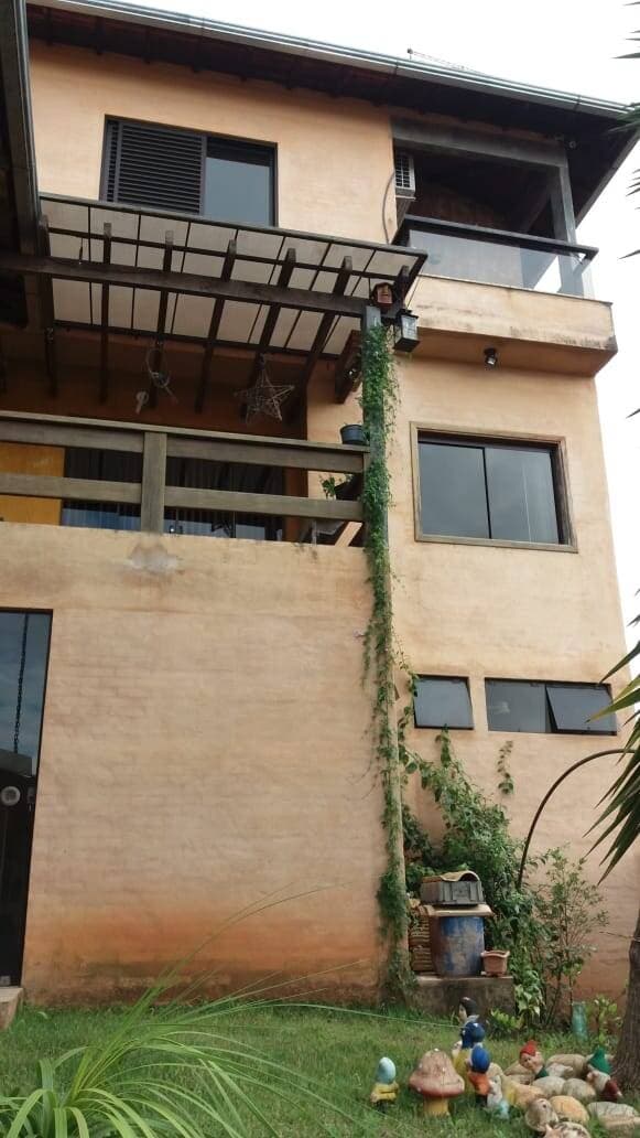 CASA DE ALTO PADRÃO: 240m² Construídos, Suíte com HIDRO, Lazer Completo (Piscina/Gourmet) no Colina Santa Bárbara 7