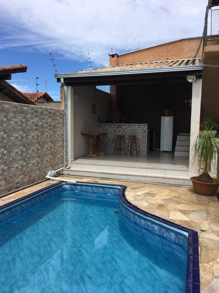 CASA DE ALTO PADRÃO: 240m² Construídos, Suíte com HIDRO, Lazer Completo (Piscina/Gourmet) no Colina Santa Bárbara 2