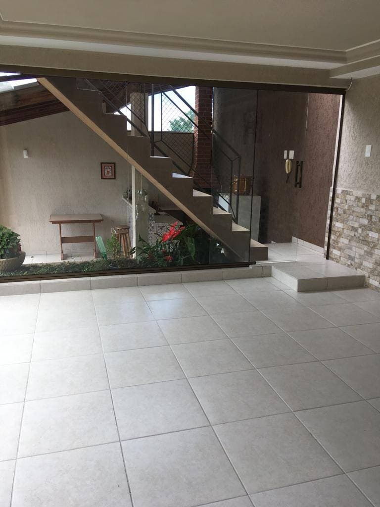 CASA DE ALTO PADRÃO: 240m² Construídos, Suíte com HIDRO, Lazer Completo (Piscina/Gourmet) no Colina Santa Bárbara 5