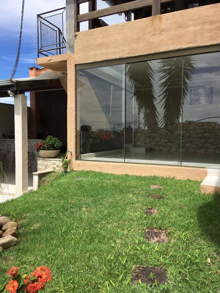 CASA DE ALTO PADRÃO: 240m² Construídos, Suíte com HIDRO, Lazer Completo (Piscina/Gourmet) no Colina Santa Bárbara 6