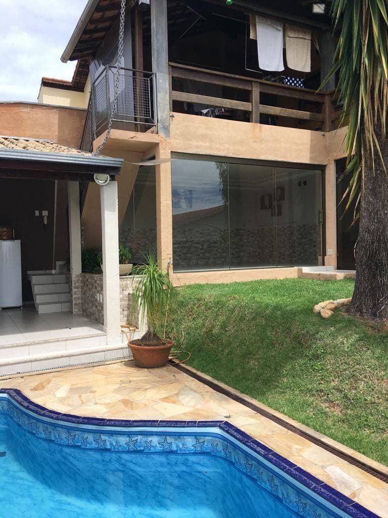 CASA DE ALTO PADRÃO: 240m² Construídos, Suíte com HIDRO, Lazer Completo (Piscina/Gourmet) no Colina Santa Bárbara 3