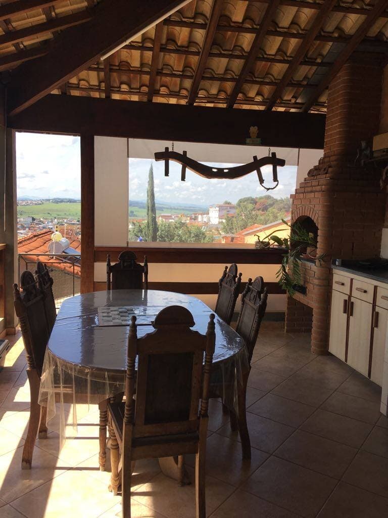 CASA DE ALTO PADRÃO: 240m² Construídos, Suíte com HIDRO, Lazer Completo (Piscina/Gourmet) no Colina Santa Bárbara 8