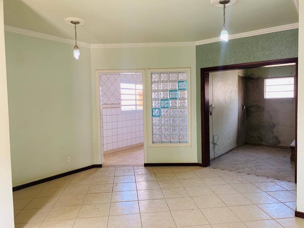 CASA DE ALTO CONFORTO NO COLINA SANTA BÁRBARA: 3 Quartos (2 Suítes), Churrasqueira e 4 Vagas Cobertas! 5