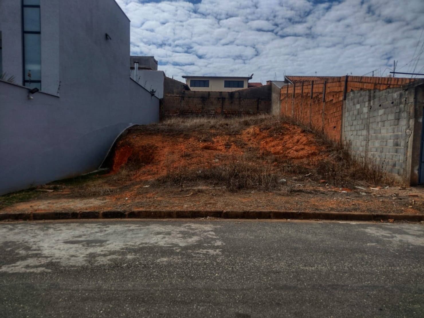 LOTE PADRÃO DE 300m² NO COLINA SANTA BÁRBARA: Perfeito para Casa de Alto Padrão