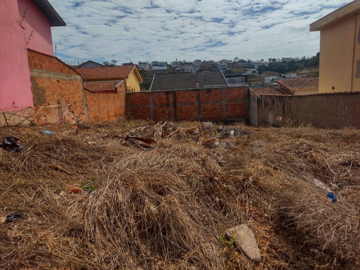 LOTE PADRÃO DE 300m² NO COLINA SANTA BÁRBARA: Localização Premium para Construção de Luxo 2