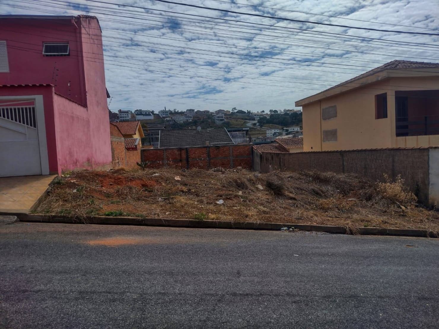 LOTE PADRÃO DE 300m² NO COLINA SANTA BÁRBARA: Localização Premium para Construção de Luxo