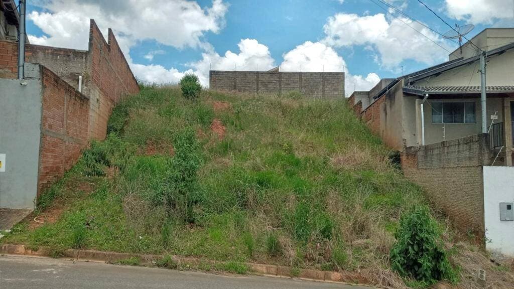 LOTE C/ POTENCIAL DE VISTA NO COLINA SANTA BÁRBARA: 377m² em Aclive, Ideal para Projeto Diferenciado