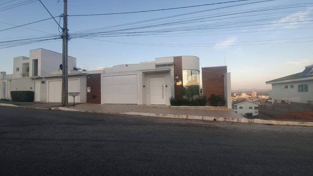 MANSÃO EXCLUSIVA NO COLINA SANTA BÁRBARA: 500m² de Luxo, Piscina Aquecida, Energia Solar e Vista Panorâmica!