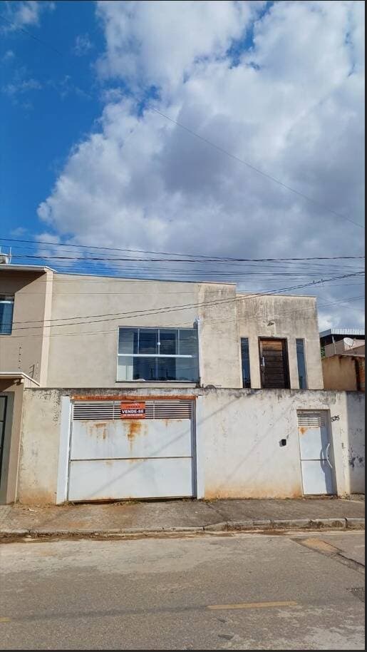 CASA DE LOTE INTEIRO (300m²) NO VERGANI: Suíte c/ Closet, COZINHA GOURMET e Móveis Planejados Inclusos