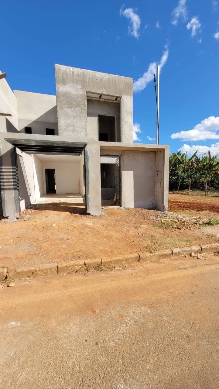 CASA GEMINADA C/ OPÇÕES DE TAMANHO NO VERGANI: 3 Quartos (Suíte) e QUINTAL ENORME! 2