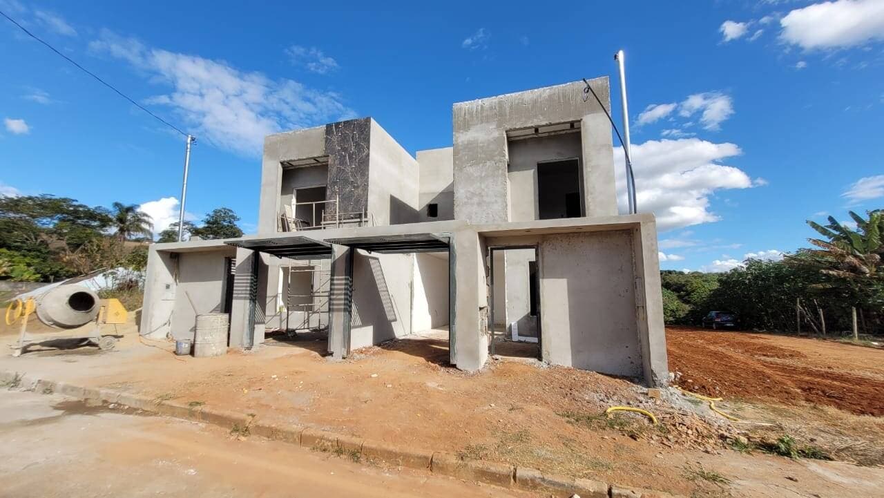 CASA GEMINADA C/ OPÇÕES DE TAMANHO NO VERGANI: 3 Quartos (Suíte) e QUINTAL ENORME!