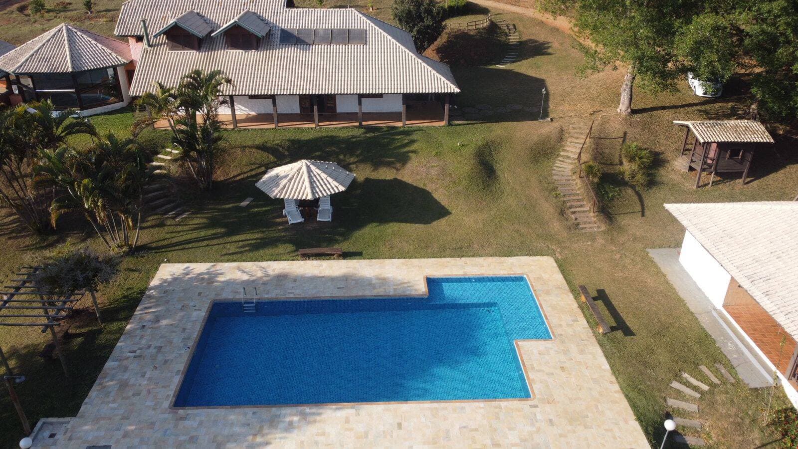 CHÁCARA EXCLUSIVA DE $24.200 m^2$ (2.4ha) C/ 4 RESIDÊNCIAS, LAZER TOTAL E ENERGIA SOLAR NO CURRALINHO!