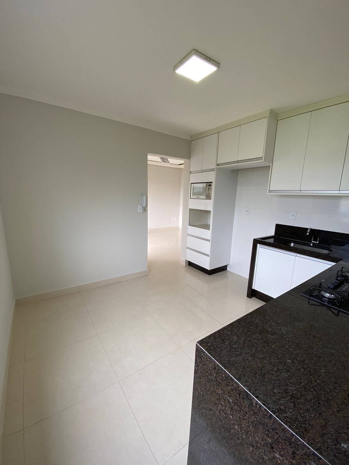 Apartamento no Centro que combina o essencial: 3 quartos, suíte, sacada e vaga coberta.