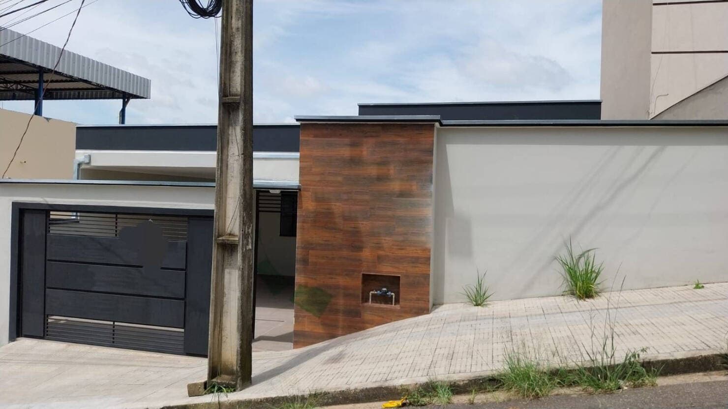 CASA COM SUÍTE E 2 VAGAS COBERTAS À VENDA NO PÃO DE AÇÚCAR