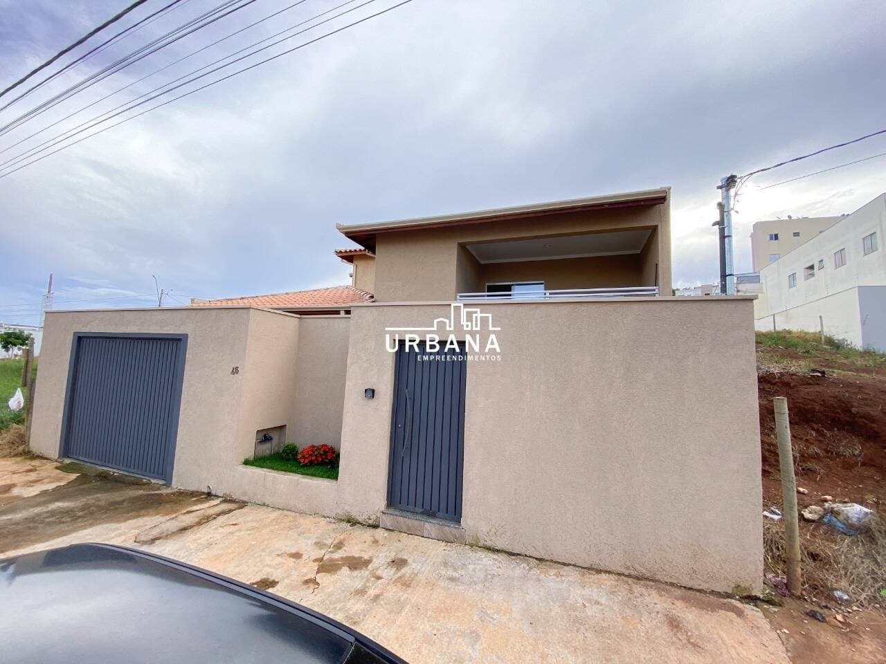 CASA DE LOTE INTEIRO (240m²) NO PÃO DE AÇÚCAR: 3 Quartos, Suíte com Closet e 2 Vagas Cobertas