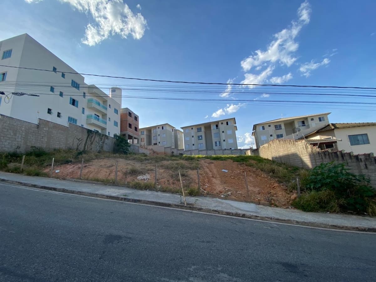 LOTE ENORME DE 400m² À VENDA NO PÃO DE AÇÚCAR: Ideal para Construção Ampla